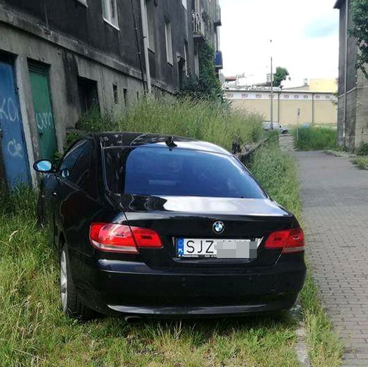 Internauci: w Katowicach stoi kradzione BMW. Policja: samochód miał awarię