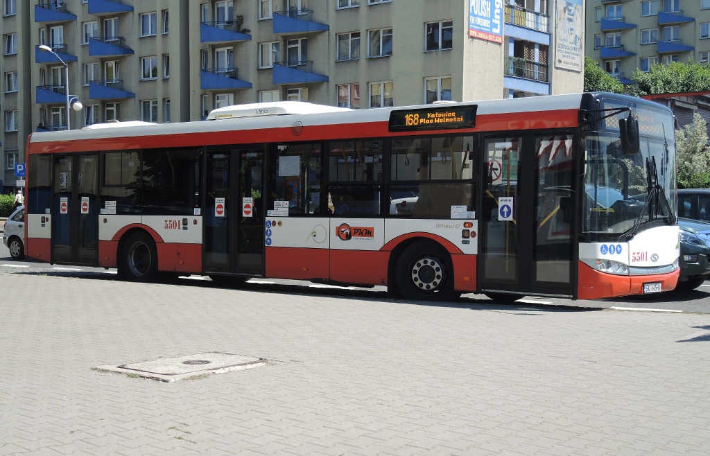 Mężczyzna wyskoczył z autobusu podczas kontroli biletów. Trafił do szpitala