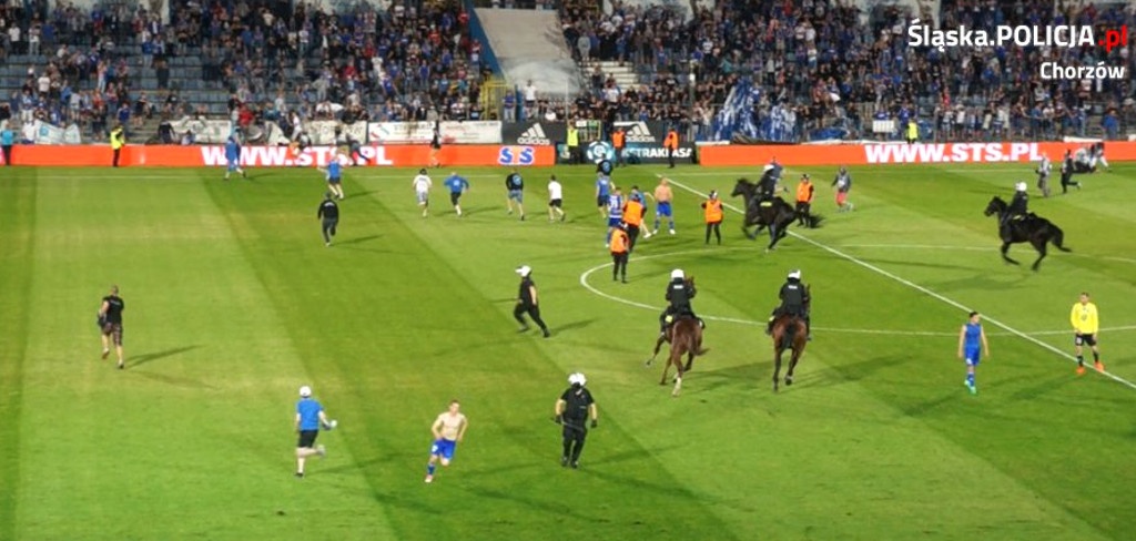 Zadyma na meczu w Chorzowie. Palenie flag GKS Katowice i interwencja policji [WIDEO]