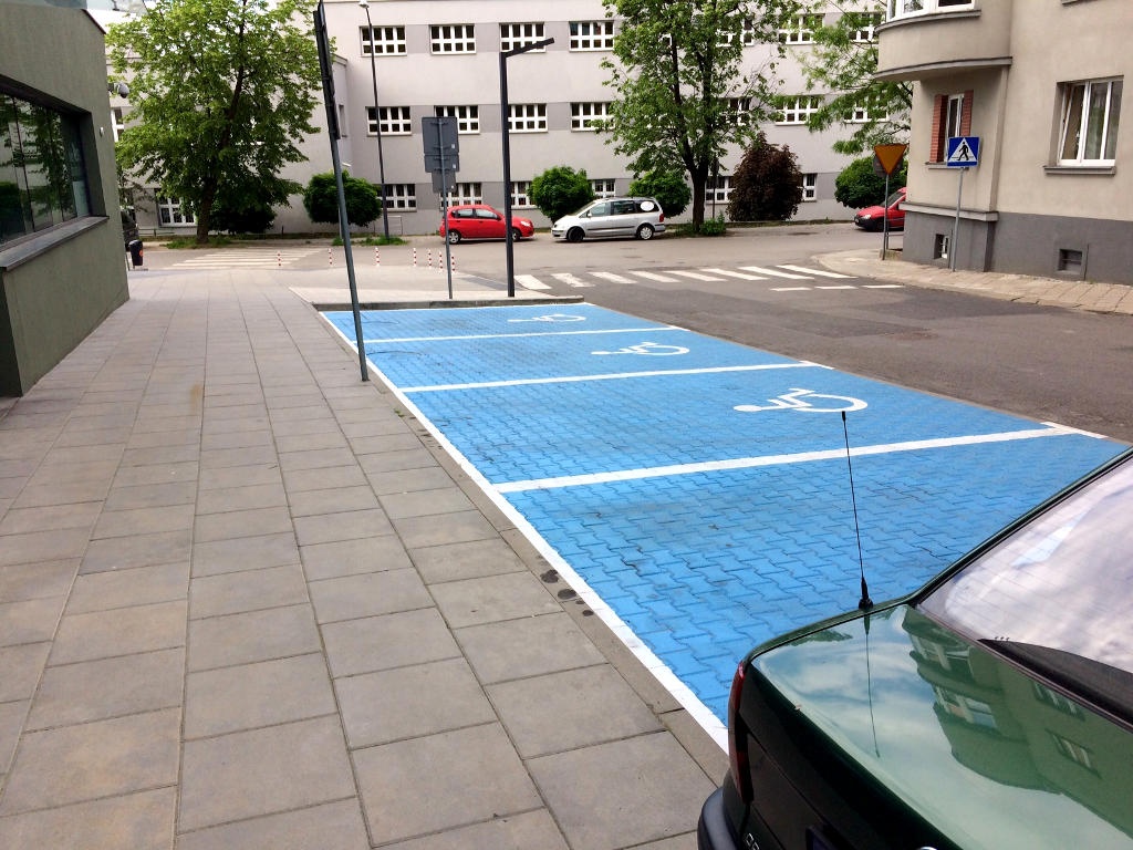 Parkingowy absurd przy siedzibie ASP na ul. Raciborskiej