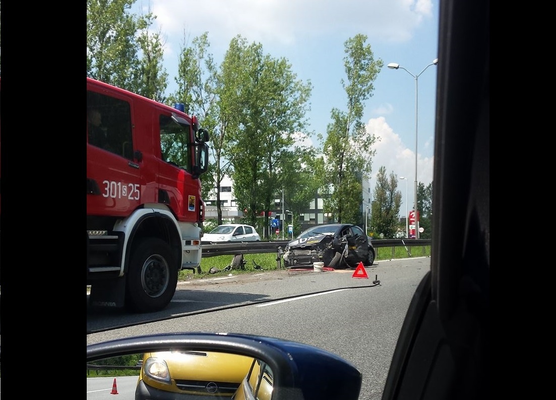 Ciężarówka zderzyła się z samochodem osobowym. Długi korek na DK 86