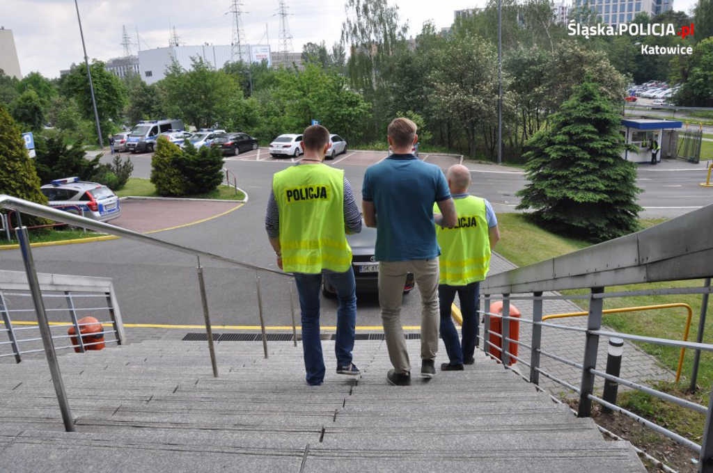 Podejrzany o udział w bójce, podczas której okaleczone zostały dwie dziewczyny, sam zgłosił się na policję