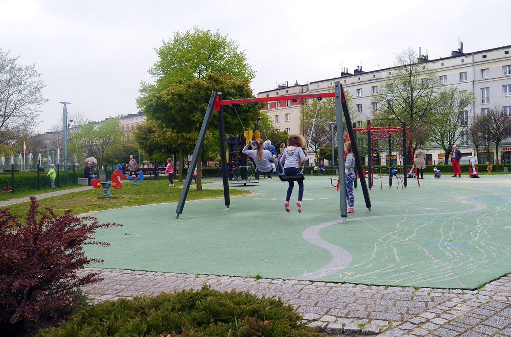 Czym się różni rodzina zastępcza od rodziny adopcyjnej? Katowice poszukują jednych i drugich