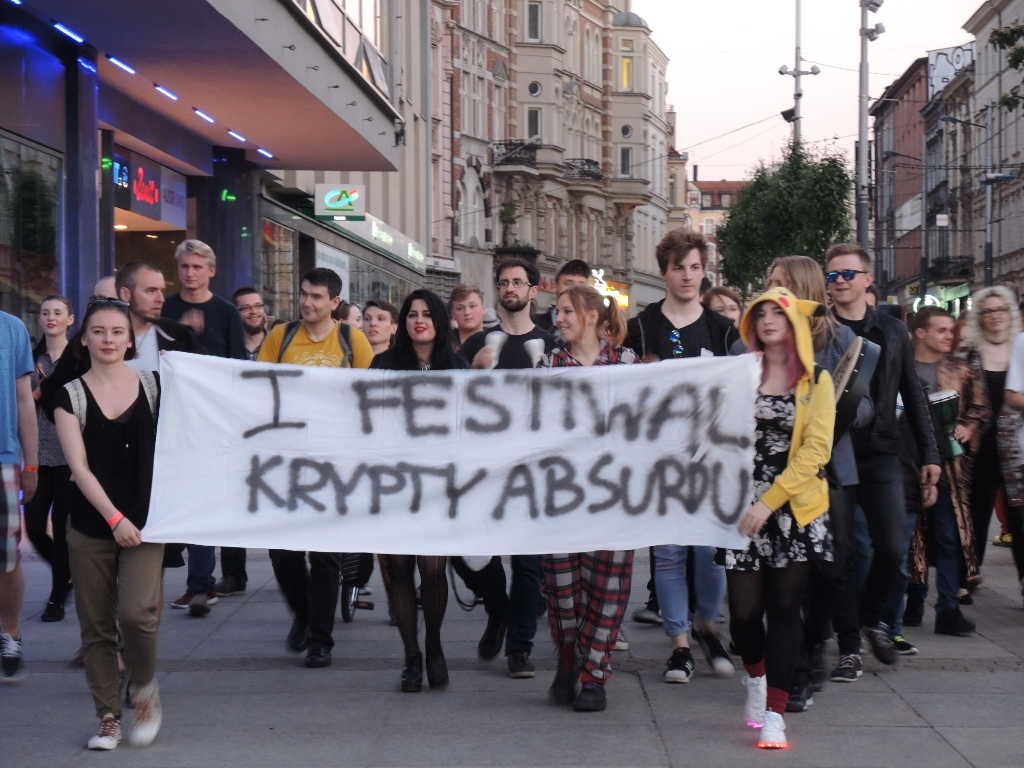 Przez miasto przeszedł kolorowy pochód. Rozpoczął się I Festiwal Krypty Absurdu [WIDEO]