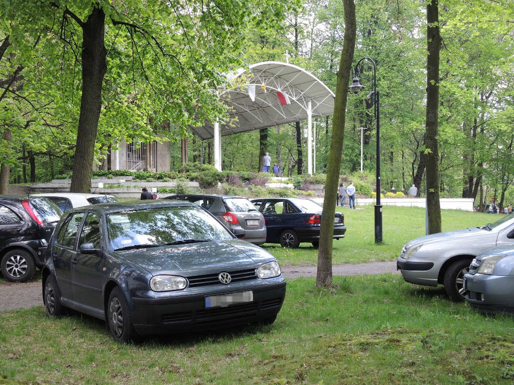 Kierowcy rozjeżdżają panewnicką Kalwarię