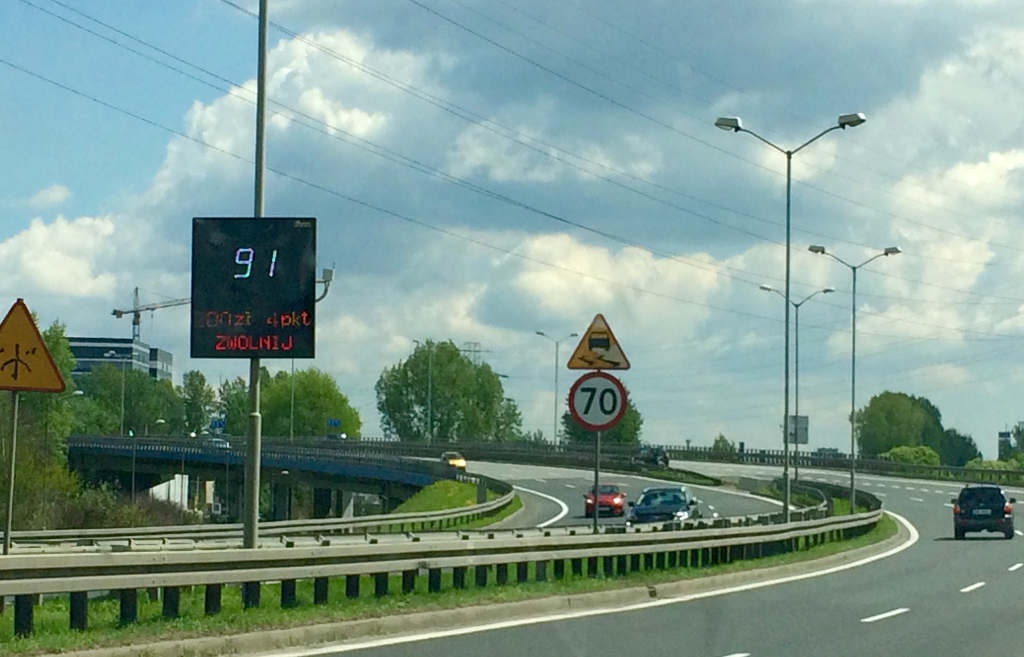 Tablica przy DTŚ pokazuje ile kosztuje zbyt szybka jazda