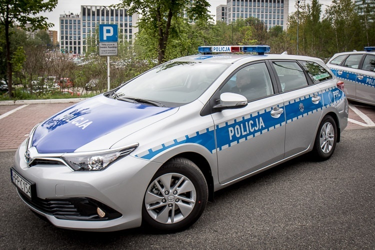 Policjanci będą jeździli hybrydowymi radiowozami