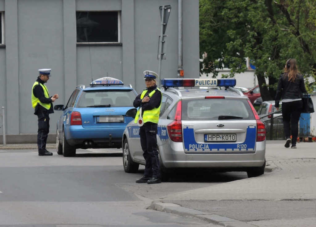 Akcja policji w centrum miasta. Uwaga na zieloną strzałkę