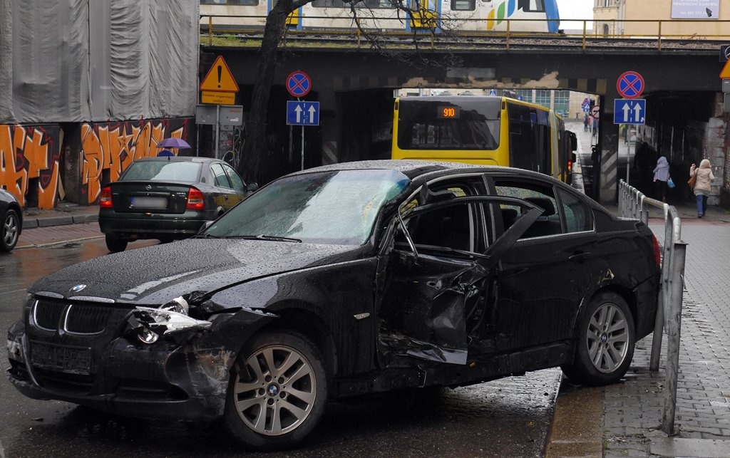 Samochód zderzył się z autobusem na ul. Francuskiej