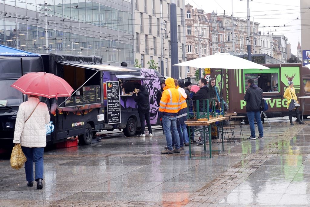 Rozpoczął się zlot food trucków na Rynku