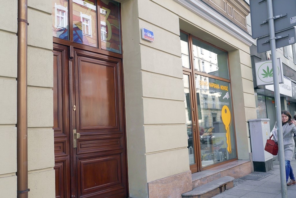 Drzwi zabytkowej kamienicy zostały odnowione. To część większej akcji