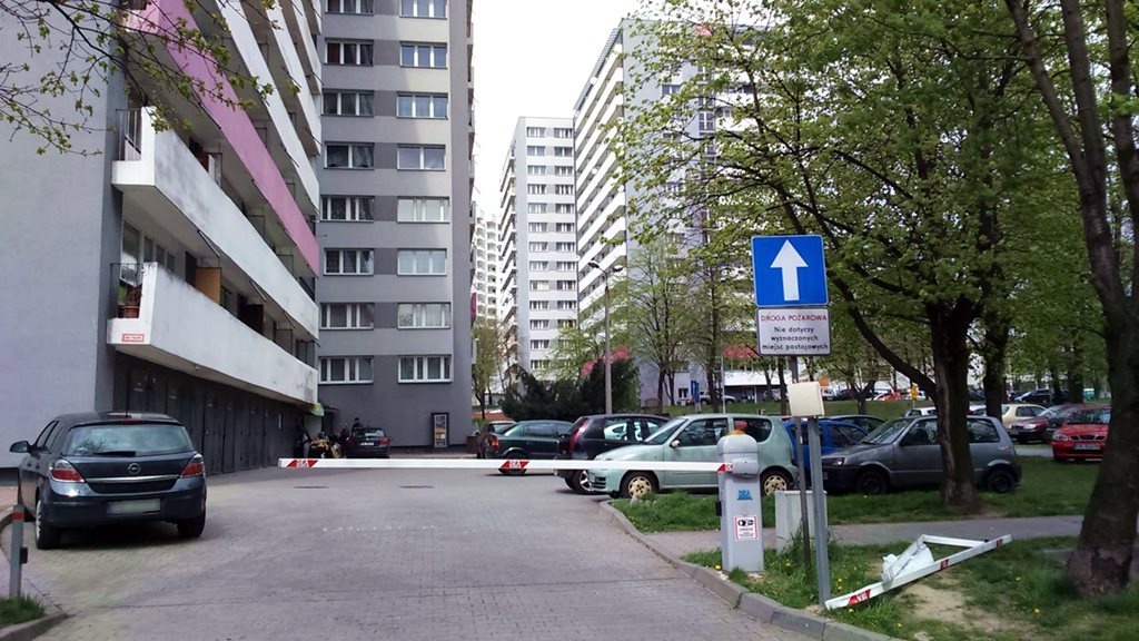 Ktoś zniszczył szlabany na os. Tysiąclecia. Spółdzielnia zamontuje monitoring