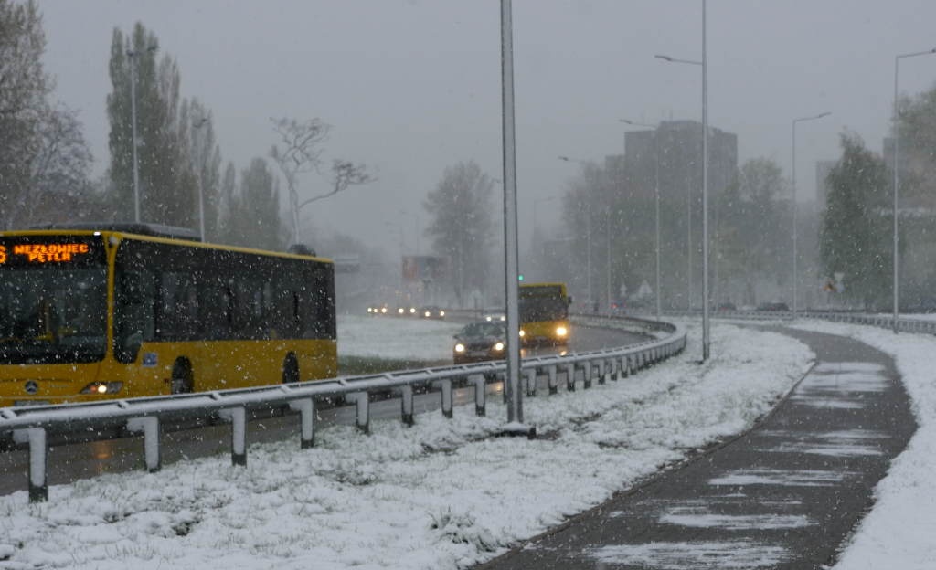 Od rana w Katowicach pada śnieg. Na drogi wyjechały piaskarki