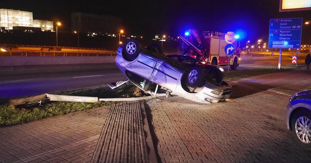 Samochód dachował na al. Roździeńskiego