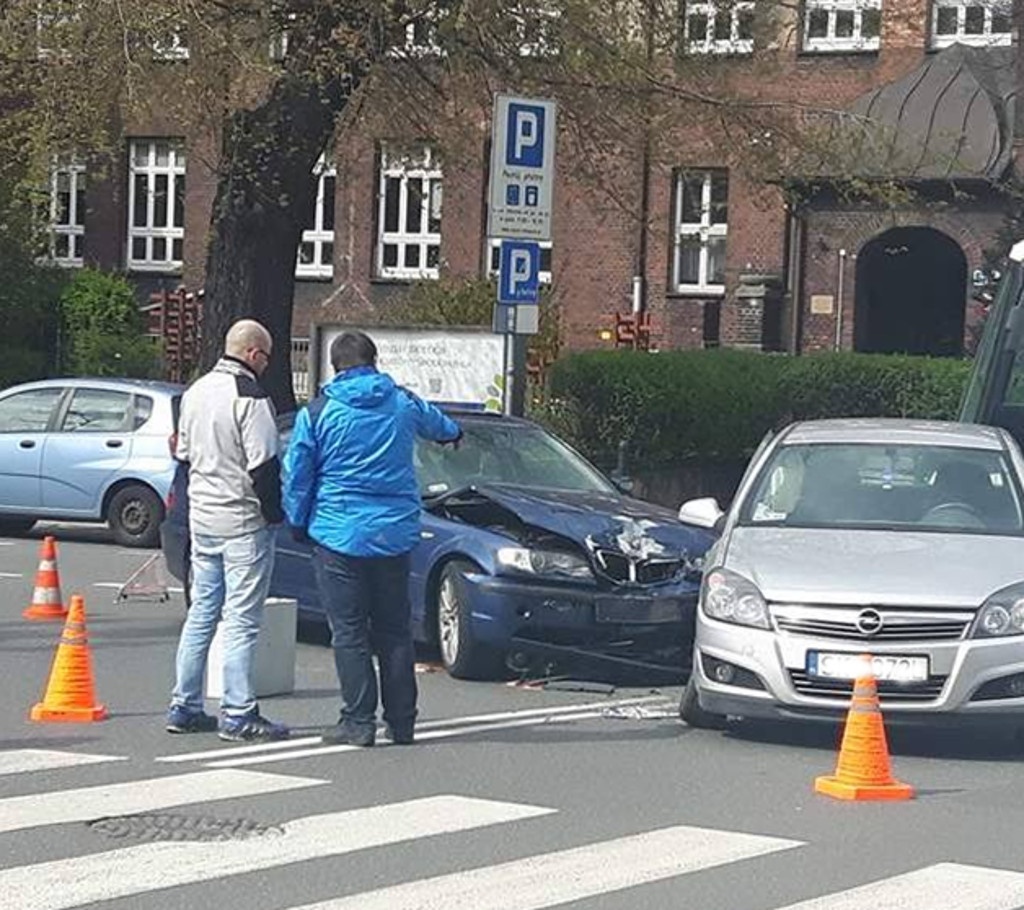 Stłuczka w centrum Katowic. Policja kieruje ruchem