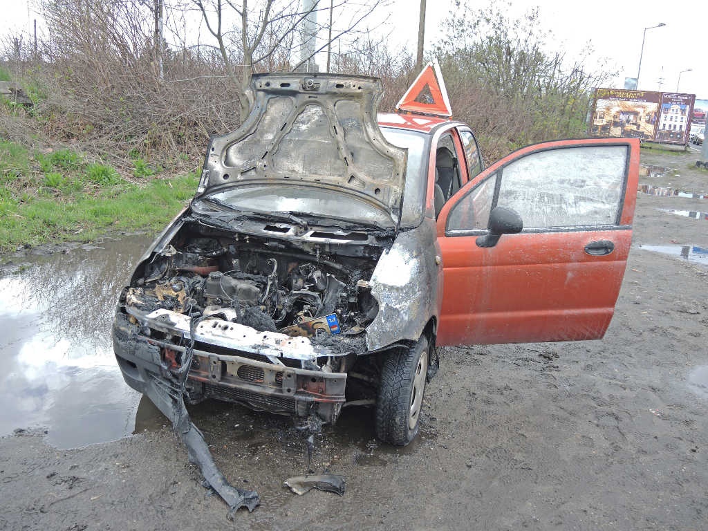 Samochód spłonął na środku drogi w centrum Katowic