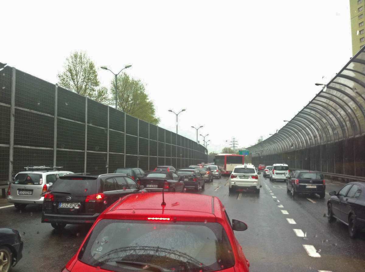 Samochód uderzył w barierki na Al. Roździeńskiego. Katowice stoją w korku
