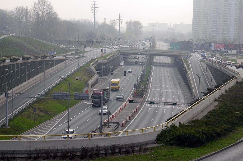 Dwie kolizje w tunelu pod rondem i długi korek