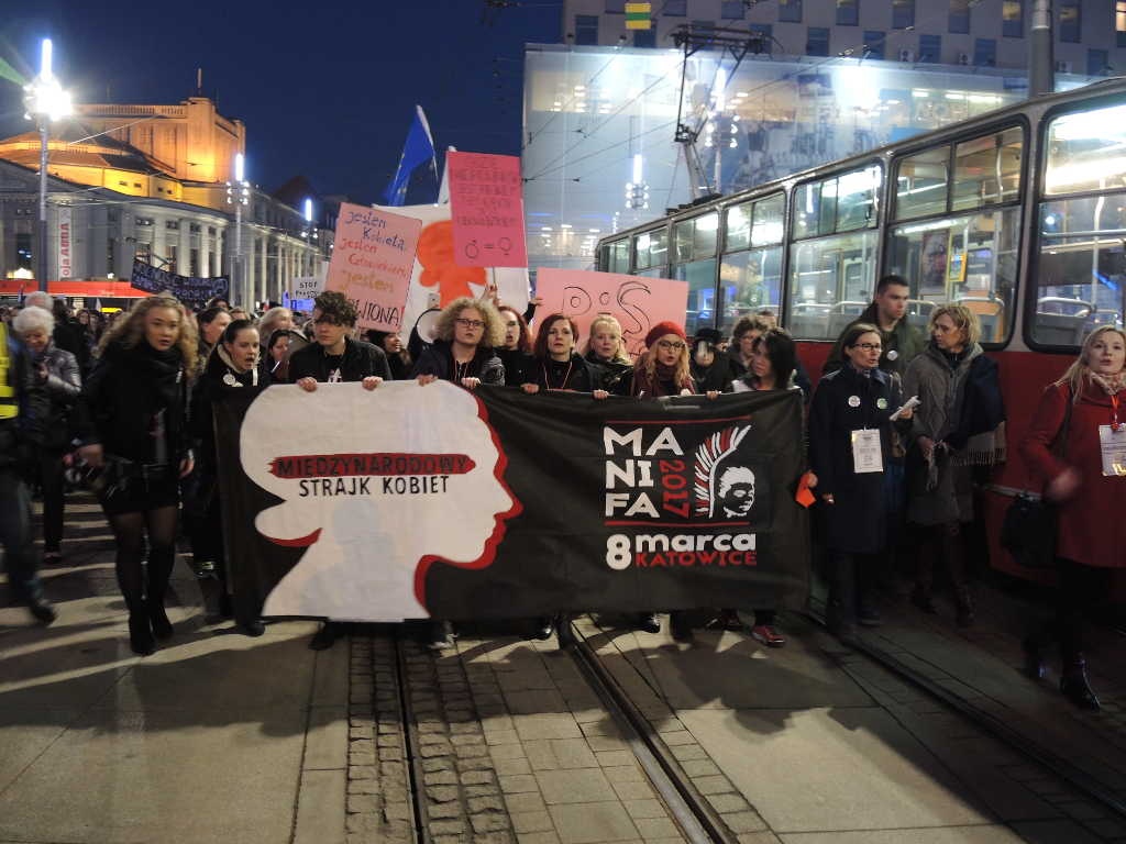 Głośny protest kobiet w Katowicach. Była też kontrmanifestacja przeciwników aborcji