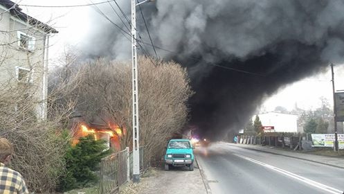 Pożar w Piotrowicach. Świadkowie: słychać było wybuchy