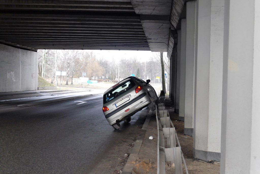 Auto zawisło na barierce