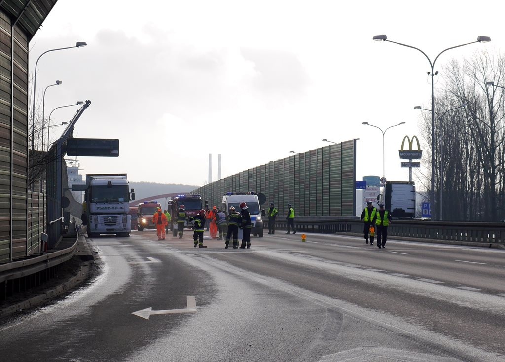 Kolizja i wyciek paliwa na autostradzie A4