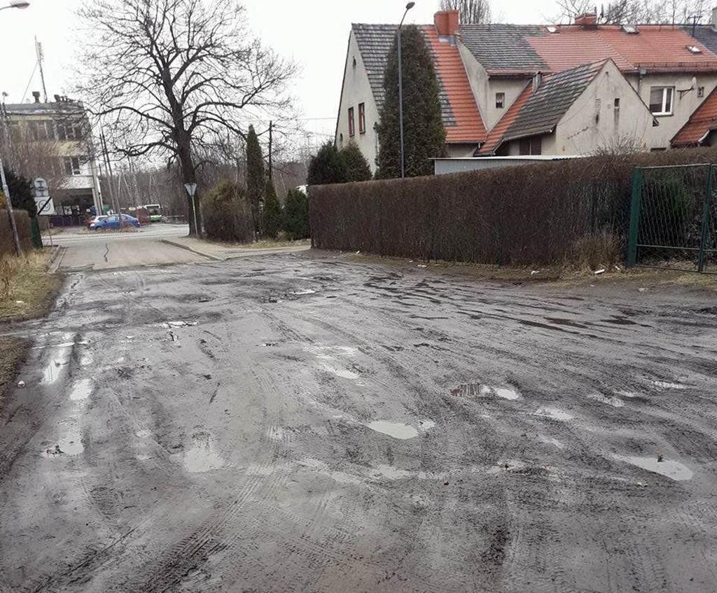 Mieszkańcy: chcemy drogi! Miasto: to oddajcie nielegalnie zajętą część pasa drogowego