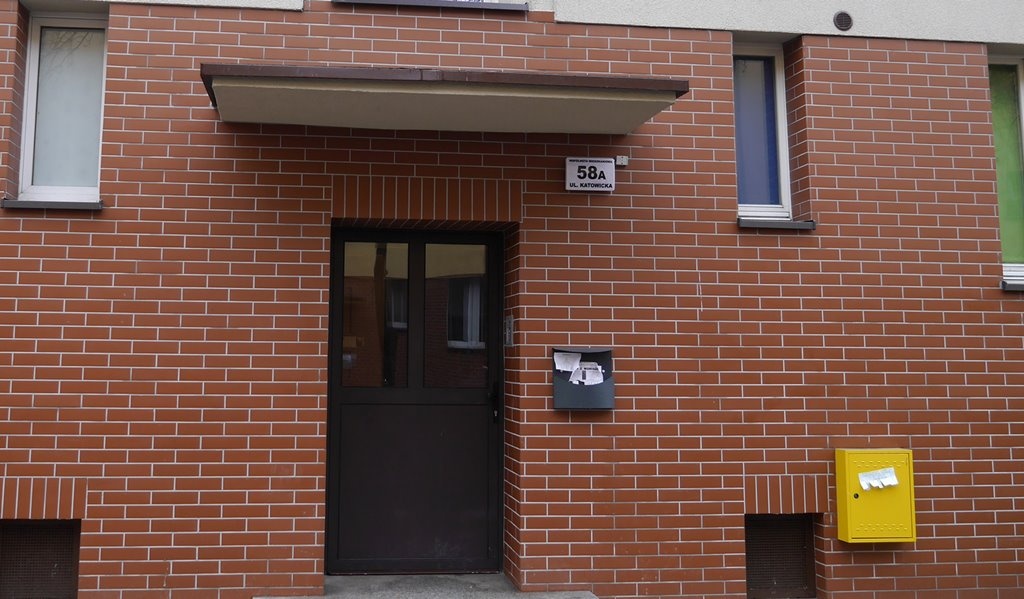 Kobieta, która mieszkała ze zwłokami koleżanki, usłyszała zarzuty