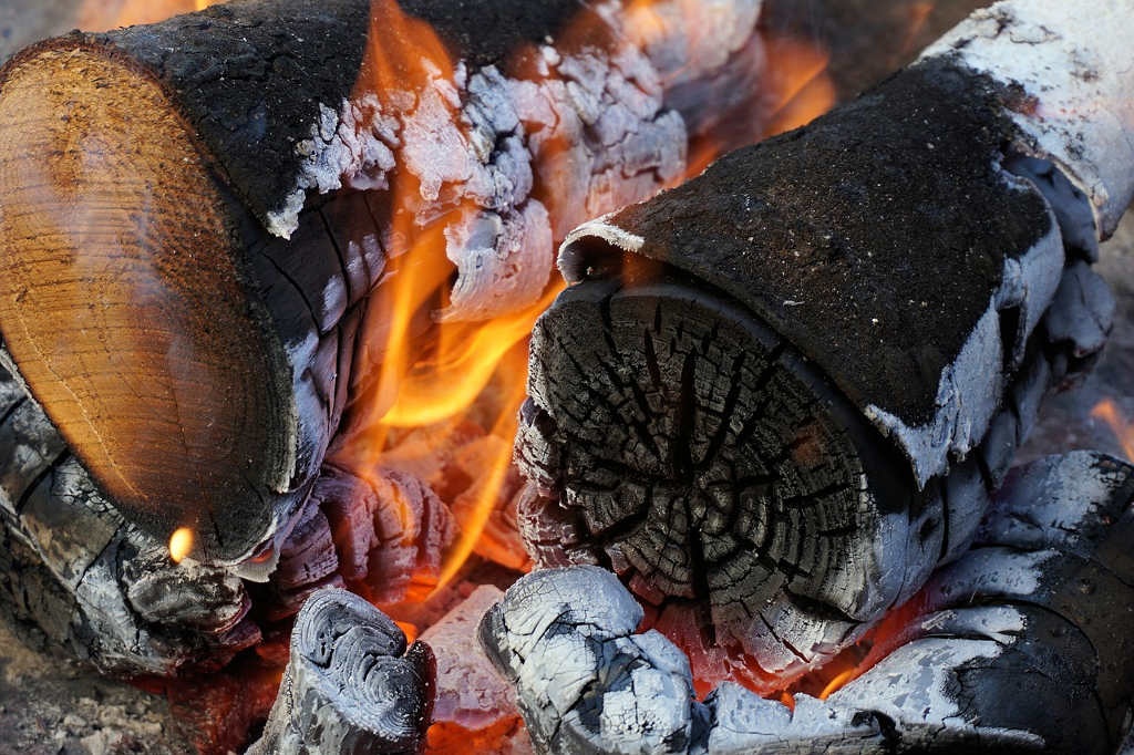 Będzie zakaz palenia w piecach mułem, węglem brunatnym i wilgotnym drewnem