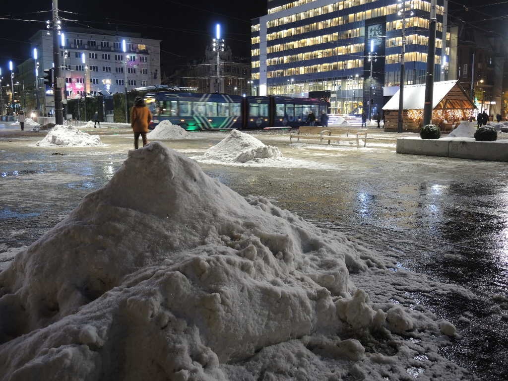 Wojewoda prosi mieszkańców, żeby wsparli służby w walce z zimą