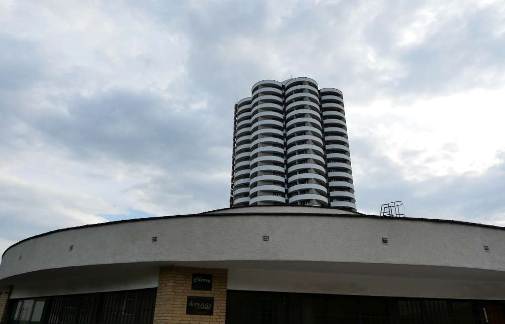 Katowickie Wodociągi sprzedają działki na os. Tysiąclecia, na których są parkingi