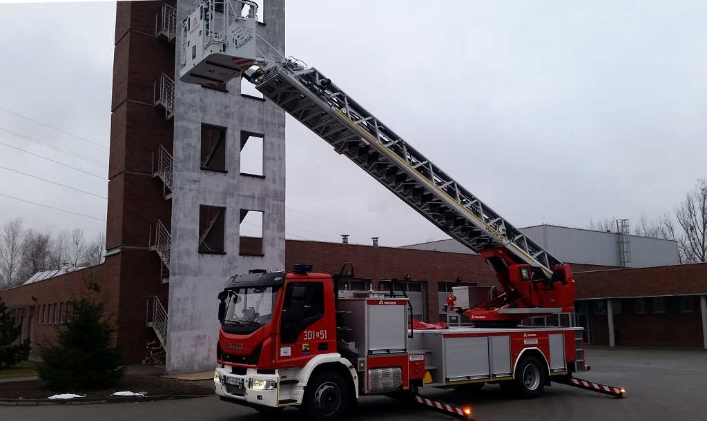 Katowiccy strażacy mają nowy samochód z wysoką drabiną