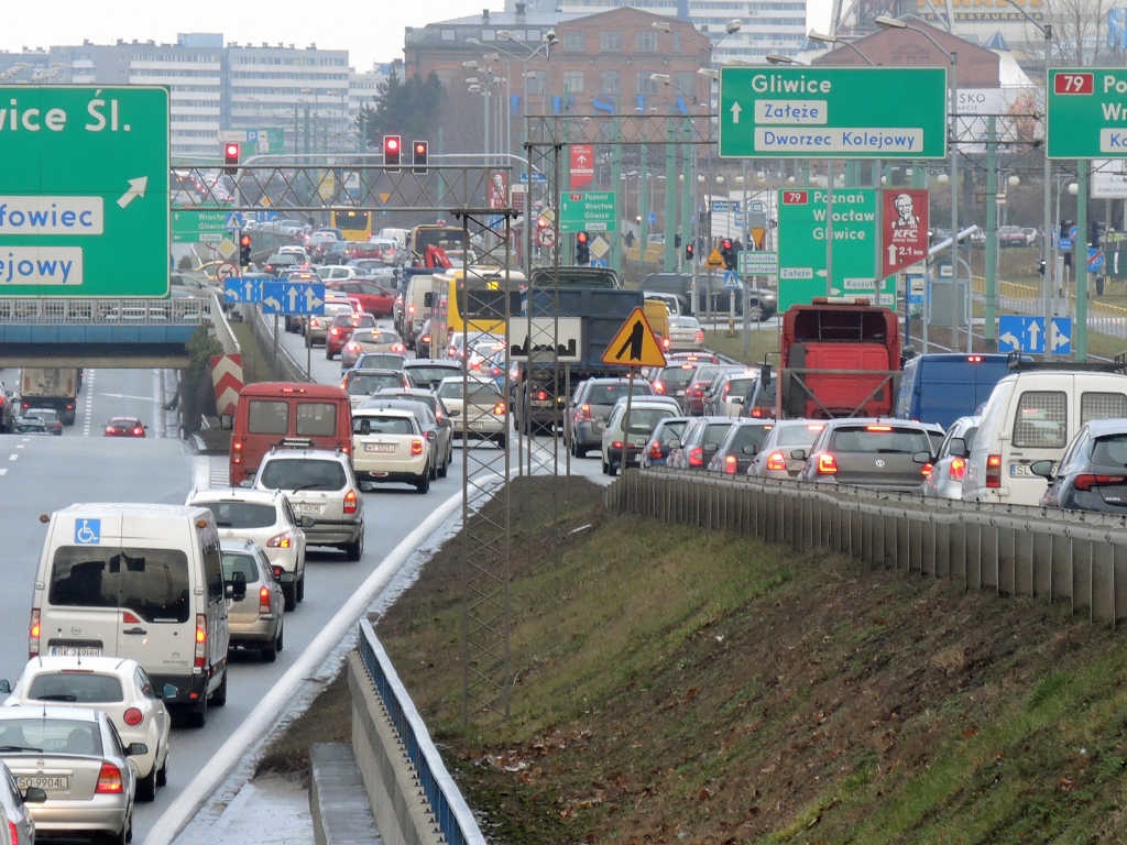 Tłok na drogach, bo rozpoczęły się wyprzedaże