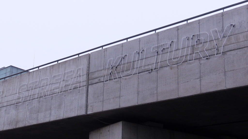 Neon witający gości strefy kultury już gotowy