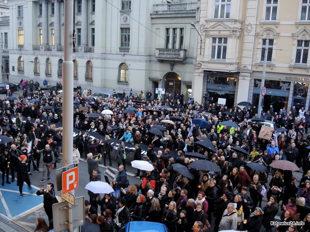 Opozycja wyjdzie we wtorek na ulice. Przy okazji zablokuje al. Korfantego