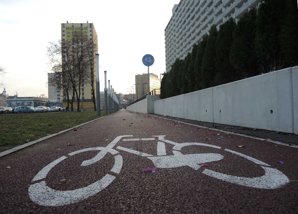 Zniszczona droga rowerowa w centrum Katowic zostanie naprawiona