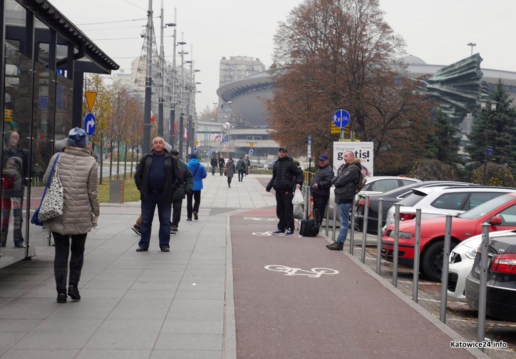Piesi z barierek przesiedli się na słupki. Rowerzyści nadal mają problem przy Hotelu Katowice