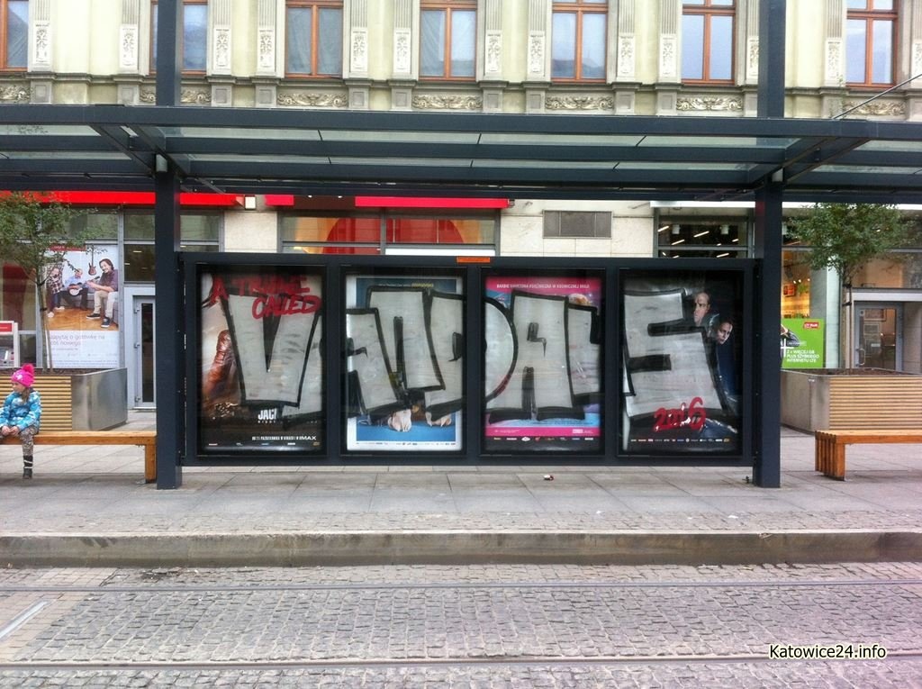 Ktoś zdewastował wiatę tramwajową przy Rynku