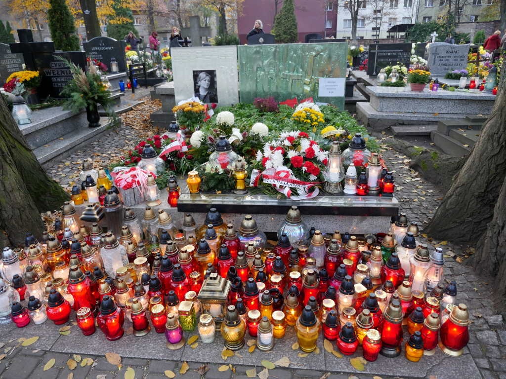 Wszystkich Świętych: dziesiątki zniczy na grobach znanych katowiczan [ZDJĘCIA]