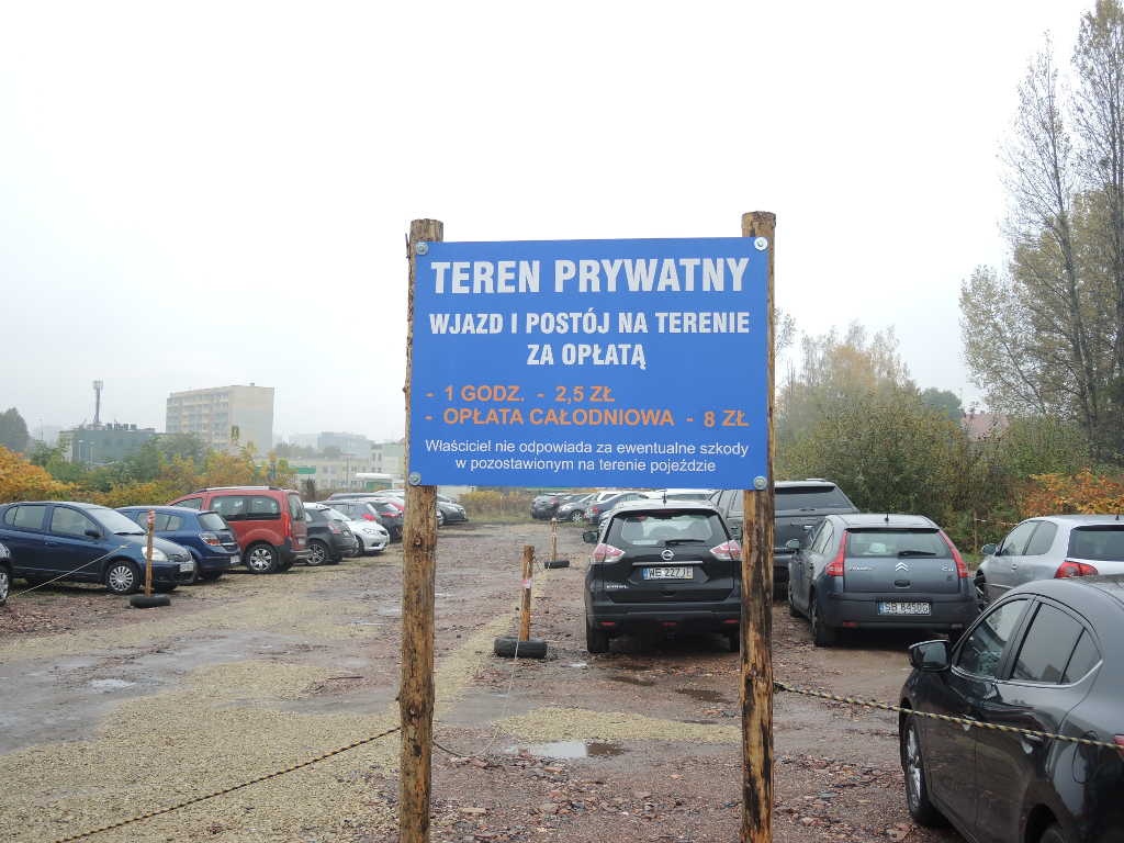 Koniec darmowego parkowania przy Pętli Słonecznej. Kierowcy rozjeżdżają trawniki i tarasują chodniki