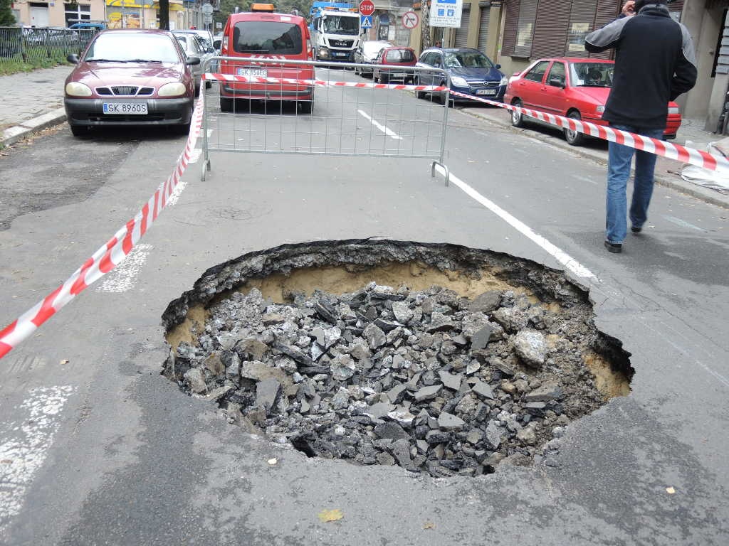Zapadła się droga w centrum Katowic. Wielka dziura na ul. Kilińskiego