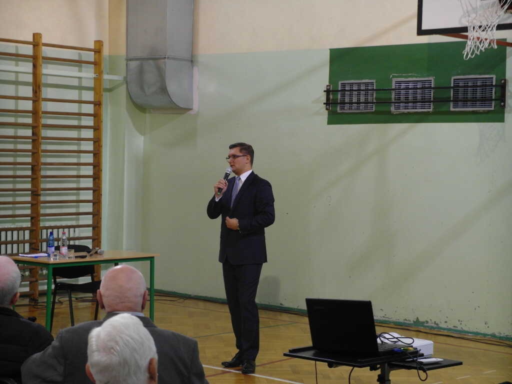 Mieszkańcy os. Paderewskiego skarżą się na korki i brak parkingów
