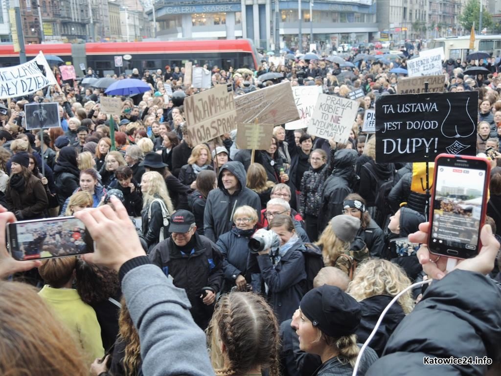 Czarny protest w Katowicach. Manifestacje za i przeciw aborcji na Rynku