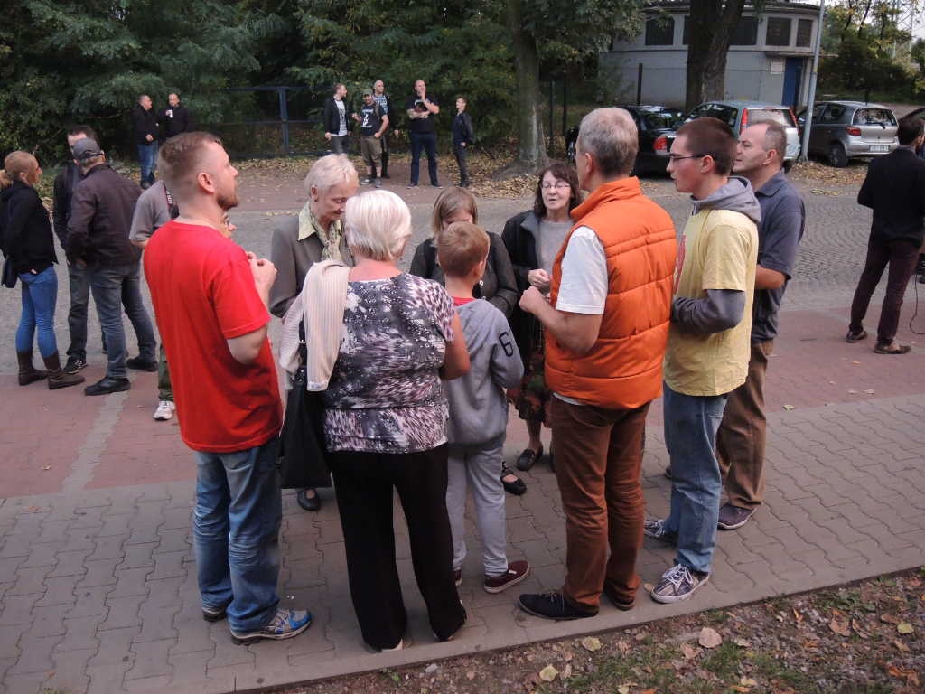Dlaczego wszyscy śmieją się z ludzi modlących się przed katowickim klubem? [KOMENTARZ]