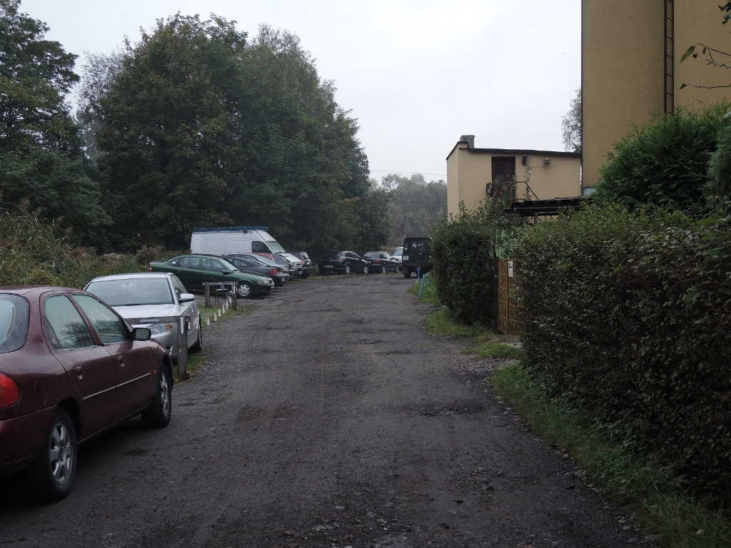 Czy problem parkowania przy Szkole Policji zostanie w końcu rozwiązany? Jest kilka pomysłów jak to zrobić