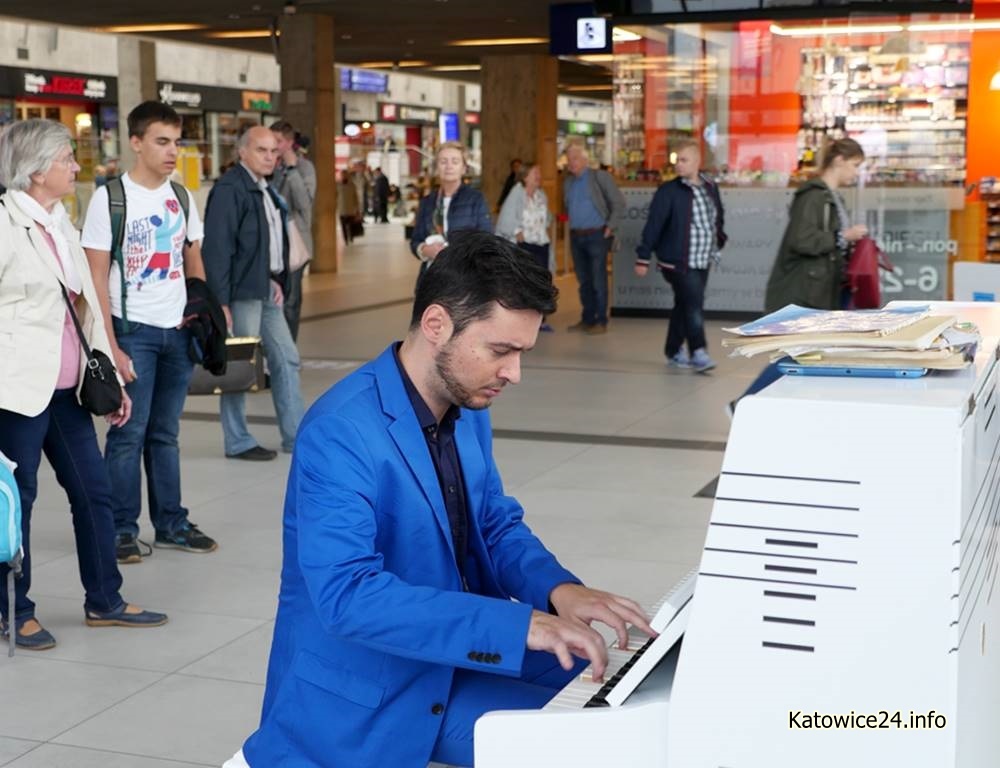 Pianino na dworcu i w supermarkecie