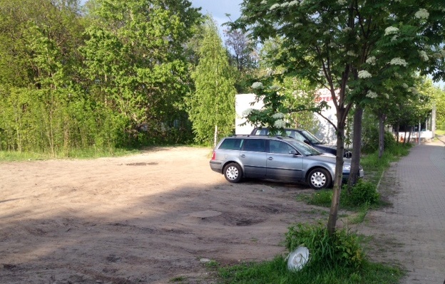 Będzie nowy parking przy Ceglanej. Kosztem trawnika