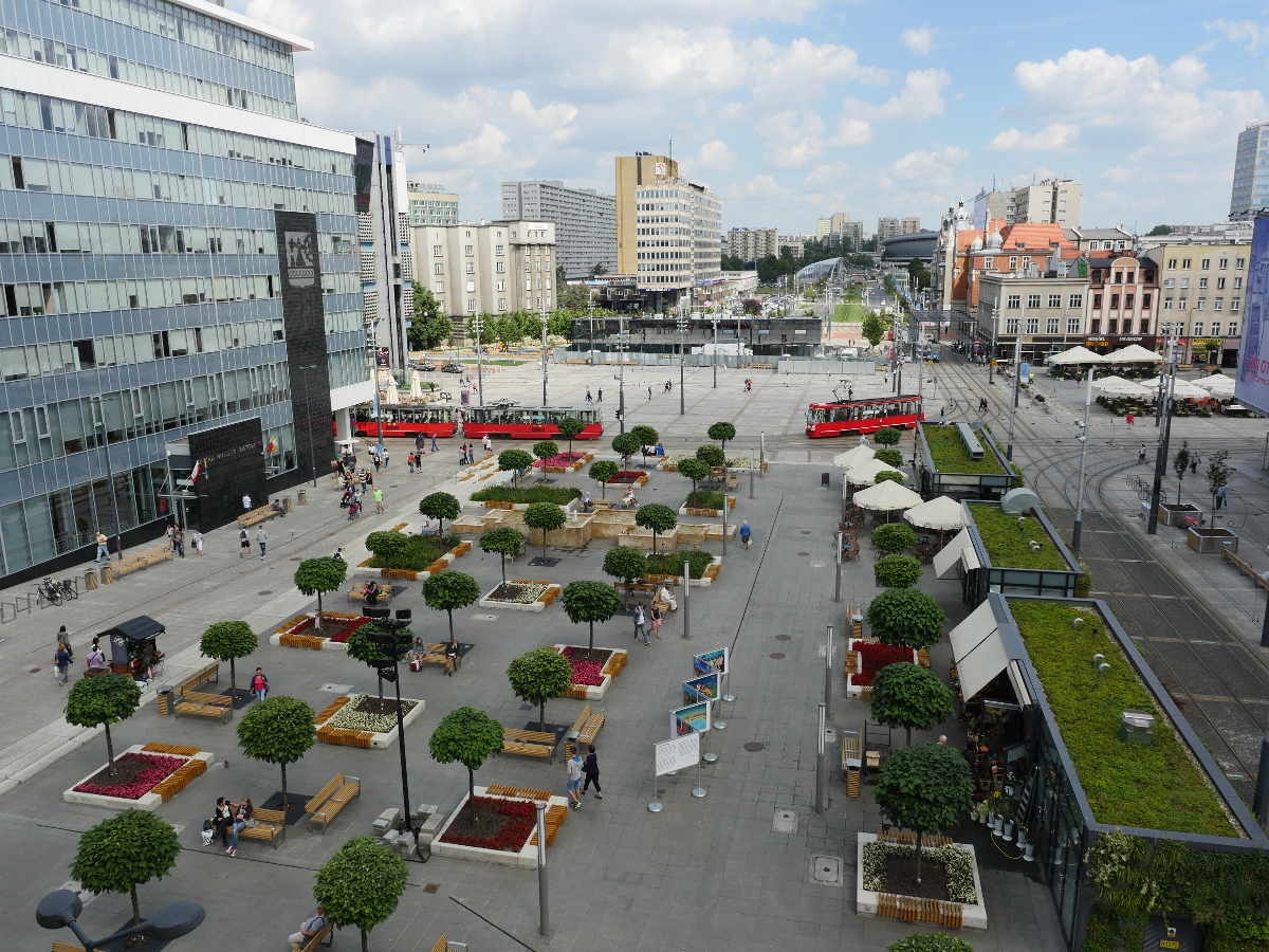 Katowicki Rynek na wizualizacjach i obecnie. Zrobiliśmy porównanie