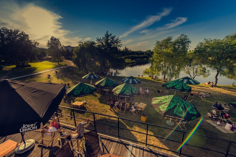 Uczestnicy festiwalu TNM będą spali nad stawem