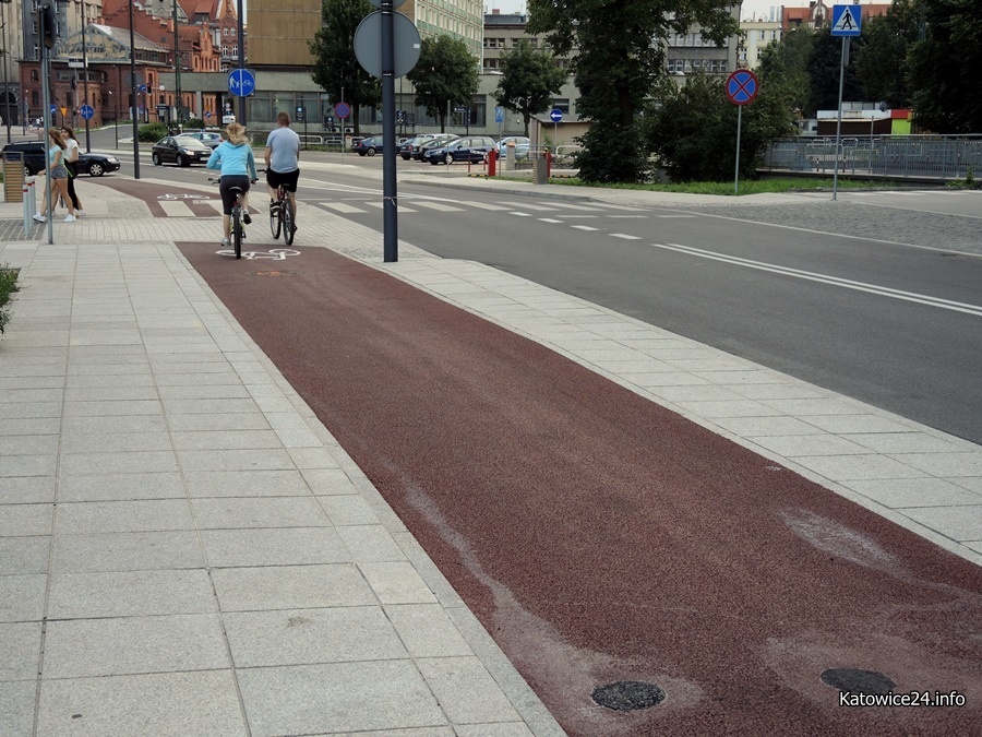 Nowa droga rowerowa już zepsuta